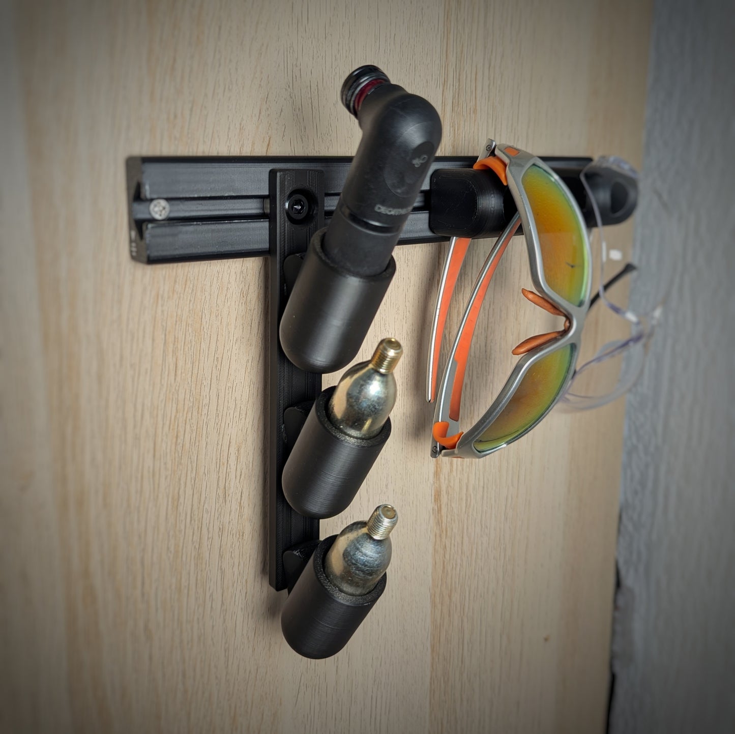 Uchwyt do przechowywania pompki rowerowej i nabojów CO₂