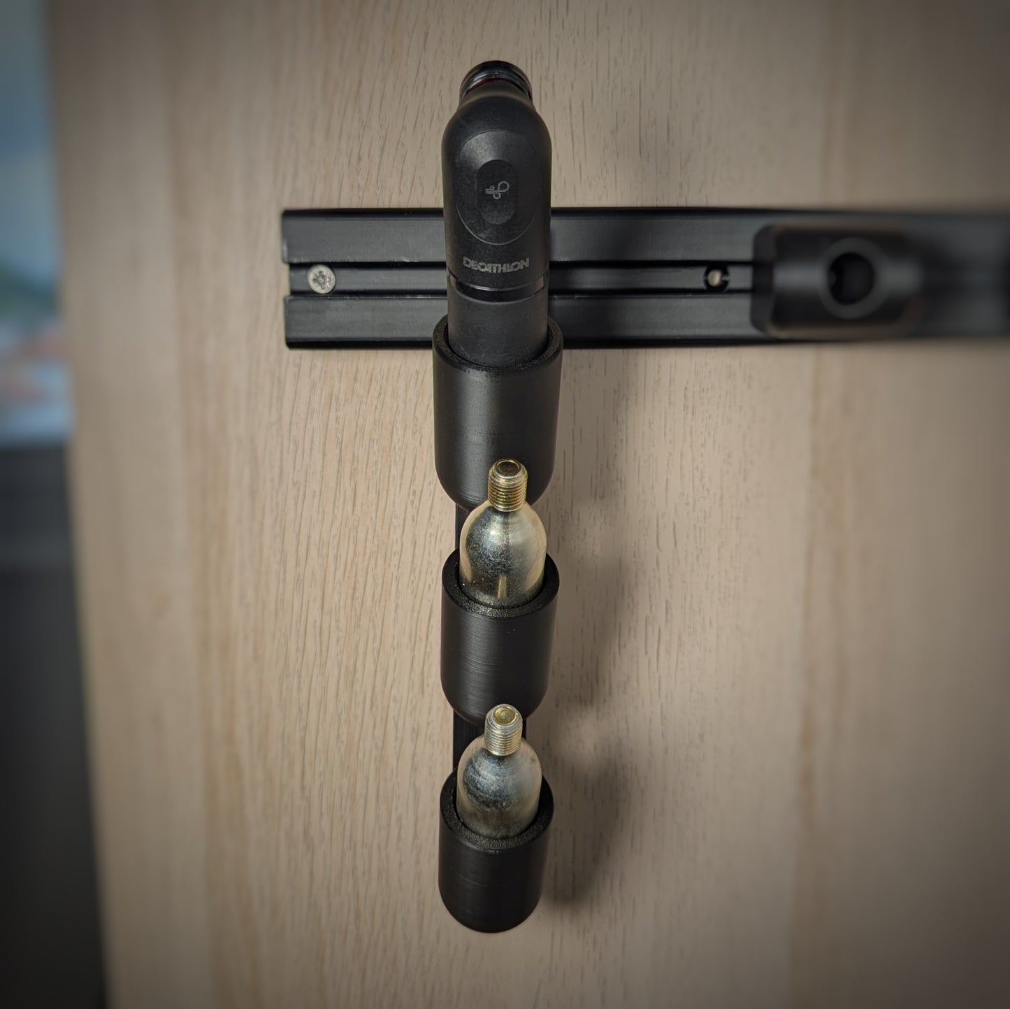 Uchwyt do przechowywania pompki rowerowej i nabojów CO₂