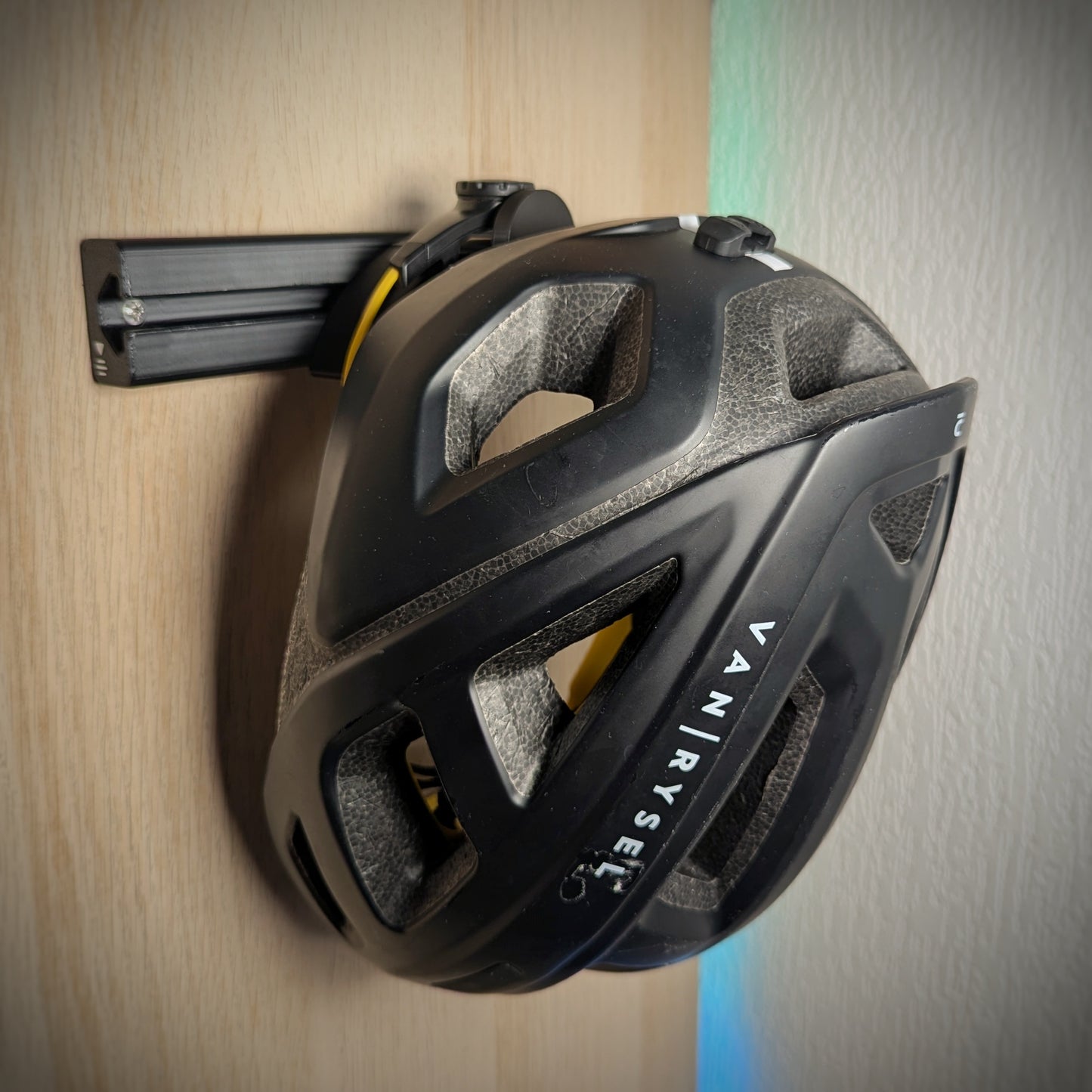 Support de rangement casque vélo - système MIPS